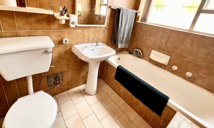 4 Bedroom Property for Sale in Plattekloof Glen Western Cape